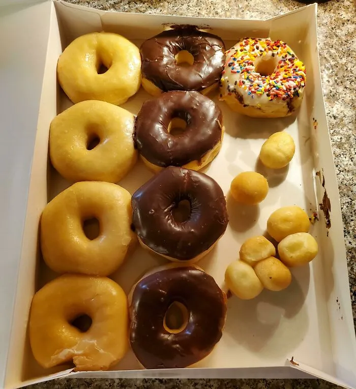 Pedí una docena de agujeros de dona, me dieron los agujeros de dona y una docena de donas. ¡Comimos todo lo que pudimos!