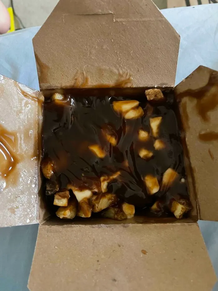 Pedí salsa extra... Mis papas fritas se están ahogando