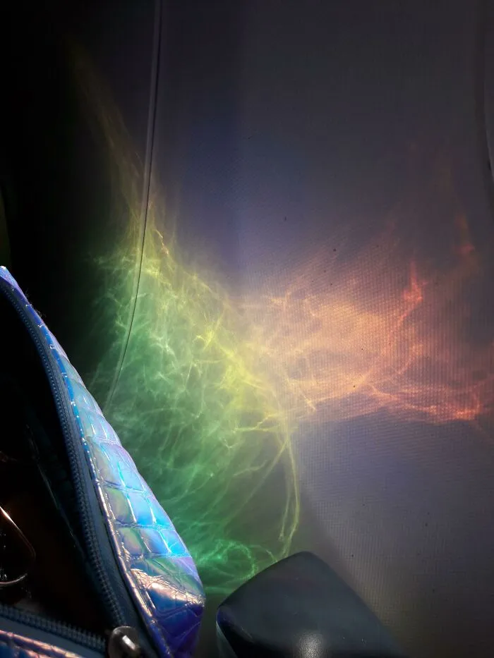 El reflejo de mi bolsa de maquillaje parece una nebulosa