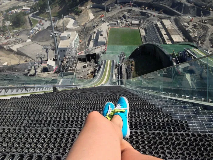 Puede parecer fácil en la televisión, pero sólo un recordatorio de lo que ven los saltadores de esquí. Vista desde la cima del salto de esquí olímpico en Sochi, Rusia