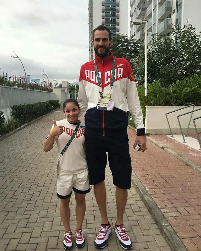 Los olímpicos Alexander Volkov (voleibol) y Seda Tutkhalyan (gimnasta). Equipo de Rusia