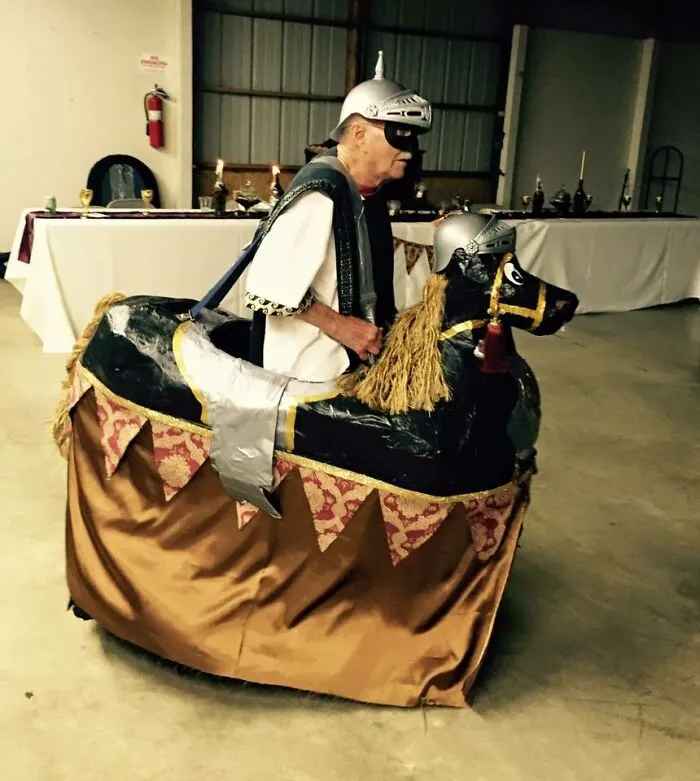 Mi amiga decidió tener una boda con temática medieval y su abuelo se vistió así 
