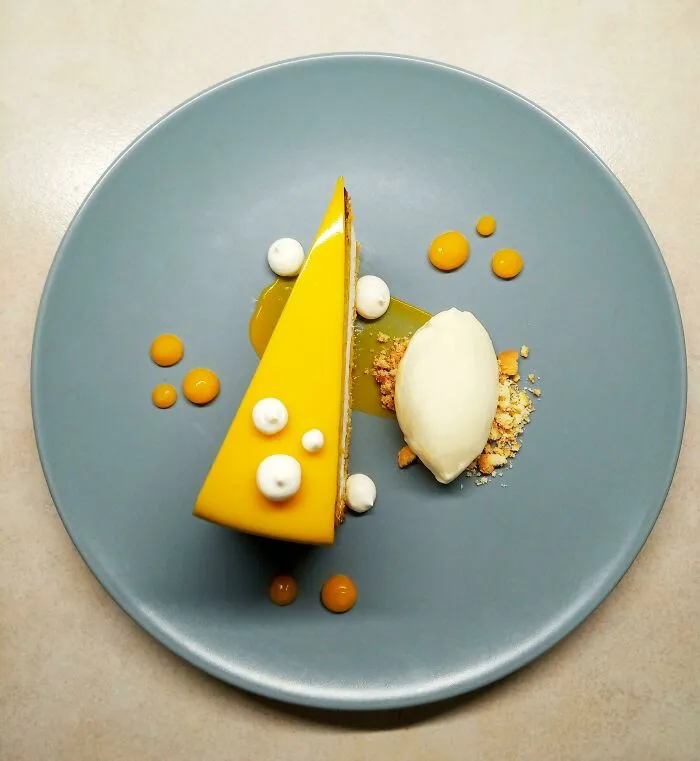 Pastel de zanahoria con mousse de mascarpone, helado de ricota y gelatina de zanahorias con miel
