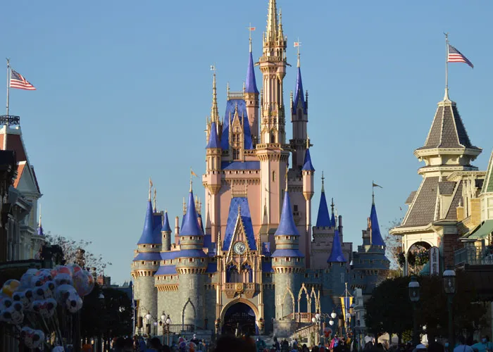 22 Secretos laborales muy jugosos compartidos por ex-empleados de parques temáticos de Disney
