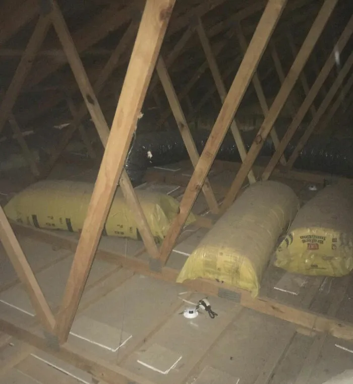 Los anteriores dueños construyeron esta casa y nos dijeron que había aislamiento en el tejado. Ciertamente.