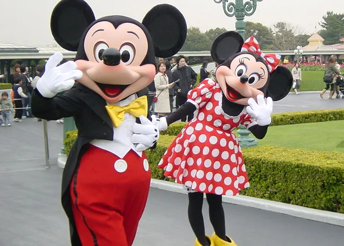 22 Secretos laborales muy jugosos compartidos por ex-empleados de parques temáticos de Disney