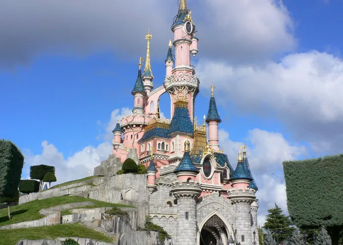 22 Secretos laborales muy jugosos compartidos por ex-empleados de parques temáticos de Disney