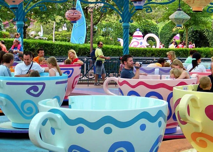 22 Secretos laborales muy jugosos compartidos por ex-empleados de parques temáticos de Disney
