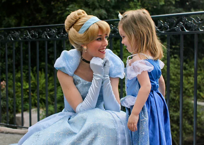 22 Secretos laborales muy jugosos compartidos por ex-empleados de parques temáticos de Disney