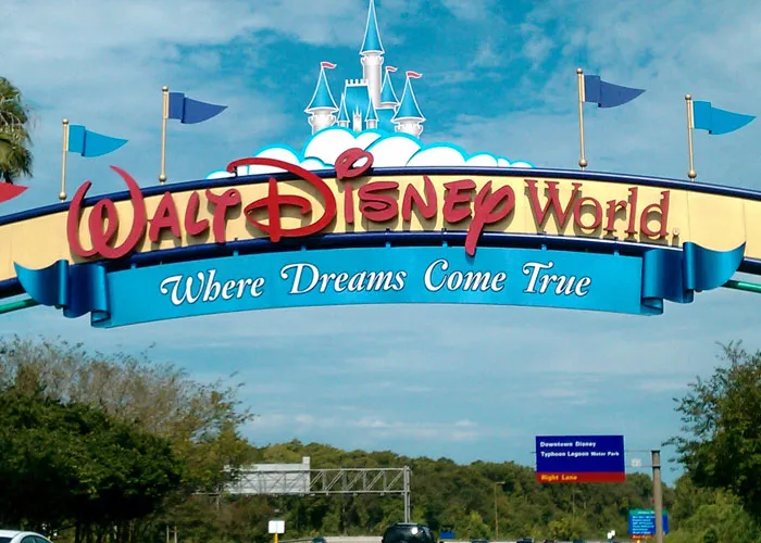 22 Secretos laborales muy jugosos compartidos por ex-empleados de parques temáticos de Disney