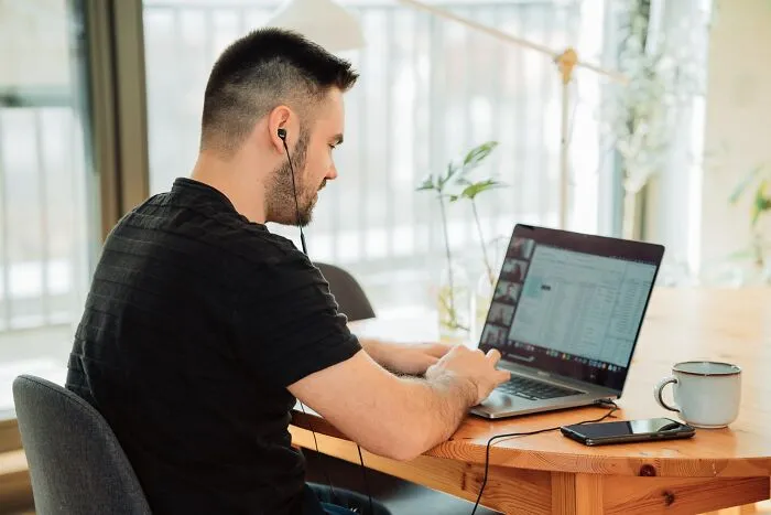20 Useful Tips For People Looking For A New Job, As Shared By This Career Coach Online