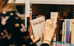 “I Am The Chosen One But I Hate It”: People In This Online Group Share 30 Of The Most Annoying Book Tropes