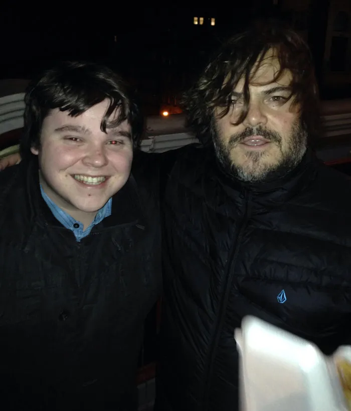 Esta noche conocí a Jack Black. Me miró a los ojos y dijo: “Es como verme de joven en el espejo”
