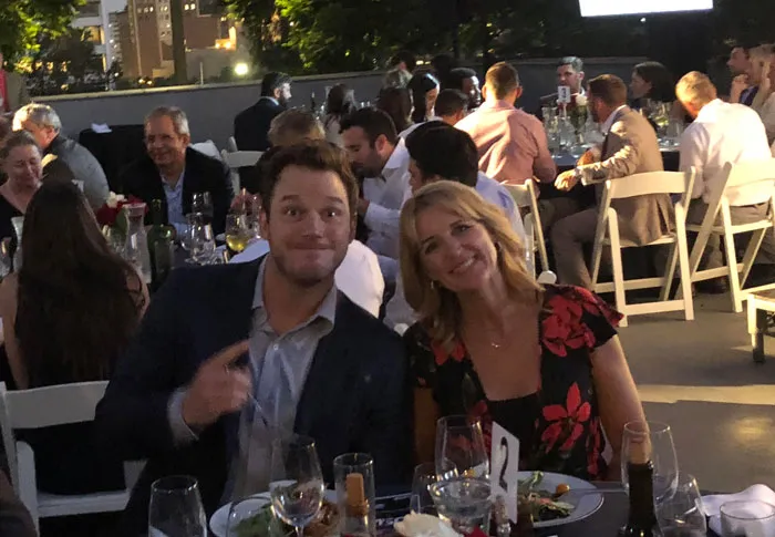 Mi papá me envió esta foto de mi mamá y el “joven amable” [Chris Pratt] de su mesa en un evento de caridad de la noche anterior