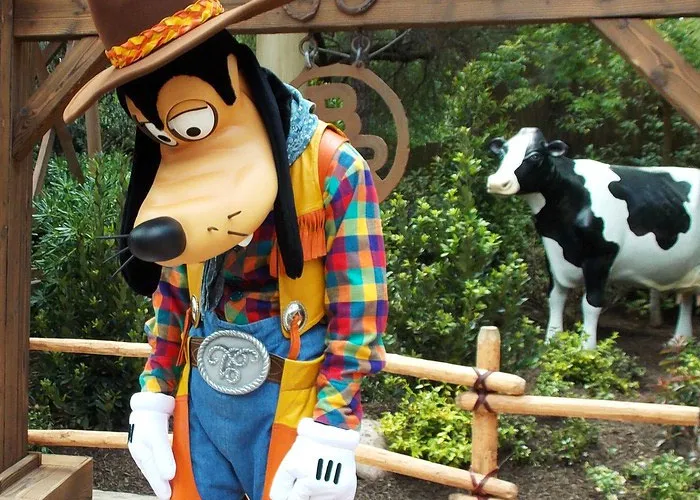 22 Secretos laborales muy jugosos compartidos por ex-empleados de parques temáticos de Disney