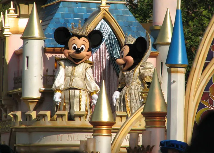 22 Secretos laborales muy jugosos compartidos por ex-empleados de parques temáticos de Disney