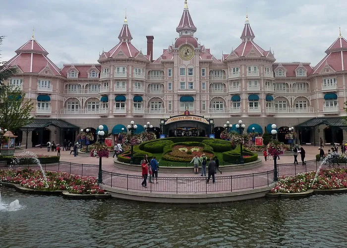 22 Secretos laborales muy jugosos compartidos por ex-empleados de parques temáticos de Disney