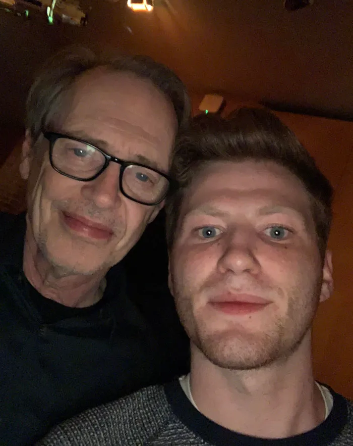 Acabo de conocer a Steve Buscemi y le dije que era una leyenda en Reddit. Él no sabía muy bien qué significaba eso pero ¡dijo que igual lo ponía contento!
