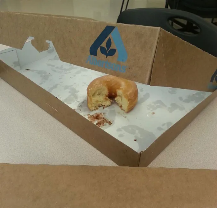 Llevamos donas al trabajo y vi a un compañero de trabajo darle dos mordidas a esta dona y regresarla a la caja