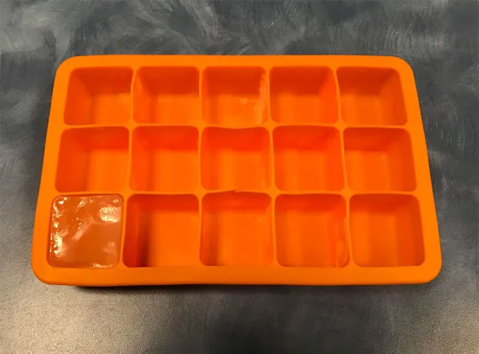 Un imbécil en mi oficina: "Maldición, eso estuvo cerca. Si tomo ese último cubo de hielo podría tener que rellenar la bandeja"