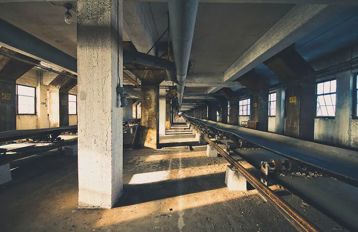 Here Are 34 Eerily Beautiful Liminal Spaces I Captured (34 Pics)
