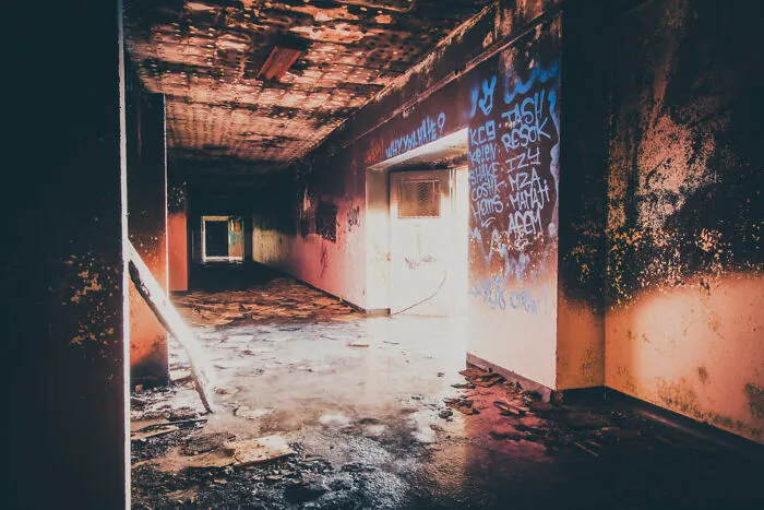Here Are 34 Eerily Beautiful Liminal Spaces I Captured (34 Pics)
