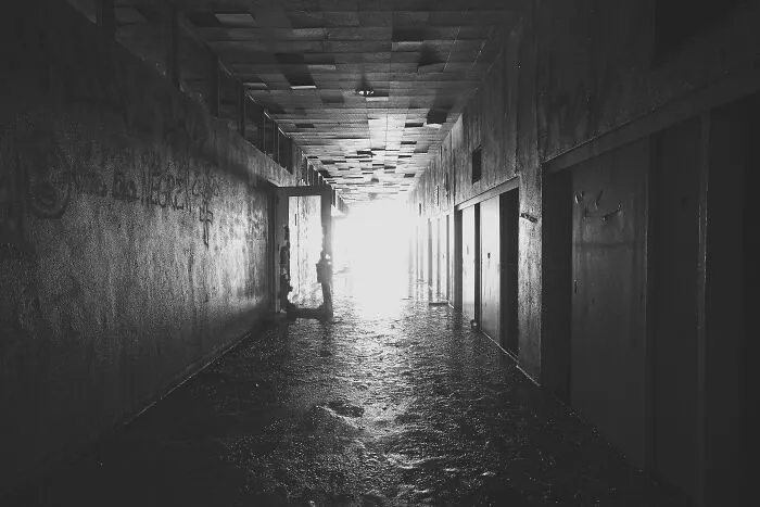 Here Are 34 Eerily Beautiful Liminal Spaces I Captured (34 Pics)