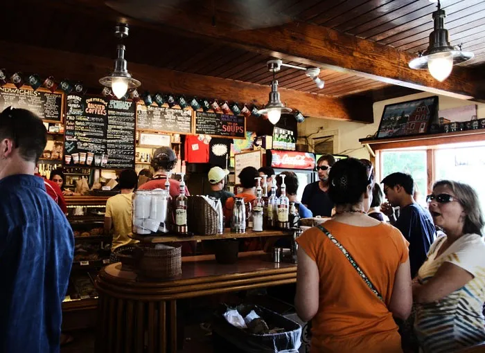 29 People Share How They Can Tell If A Tourist Is American