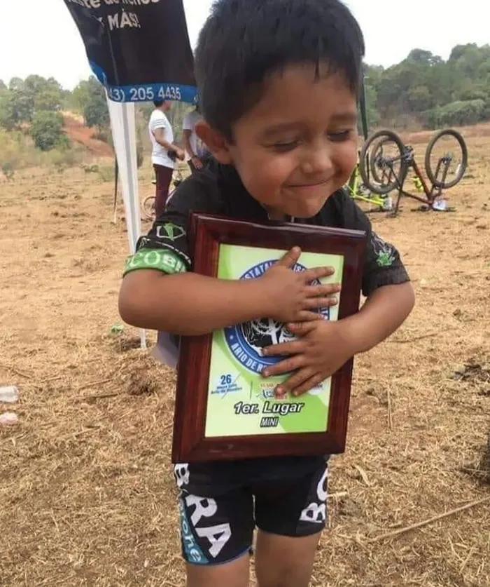 Este pequeño tras ganar en un torneo de bici