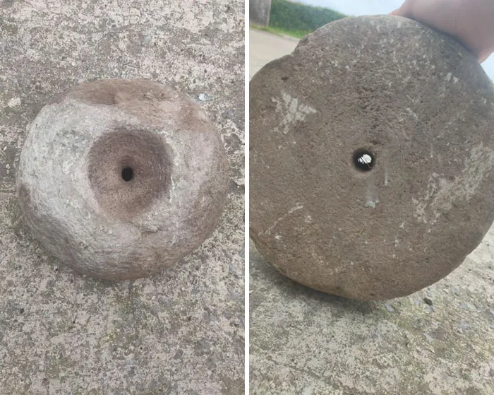 Encontré esto enterrado. Es plano en un lado, cóncavo por el otro y tiene un agujero justo en el medio
