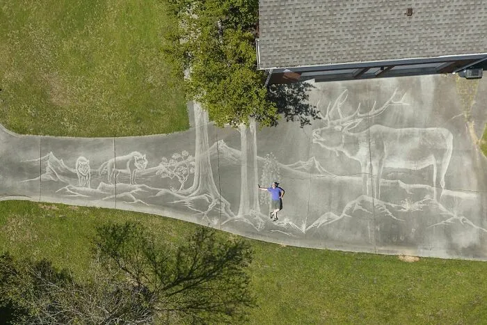 Un fotógrafo utiliza una limpiadora a presión para crear un hermoso mural en su entrada.