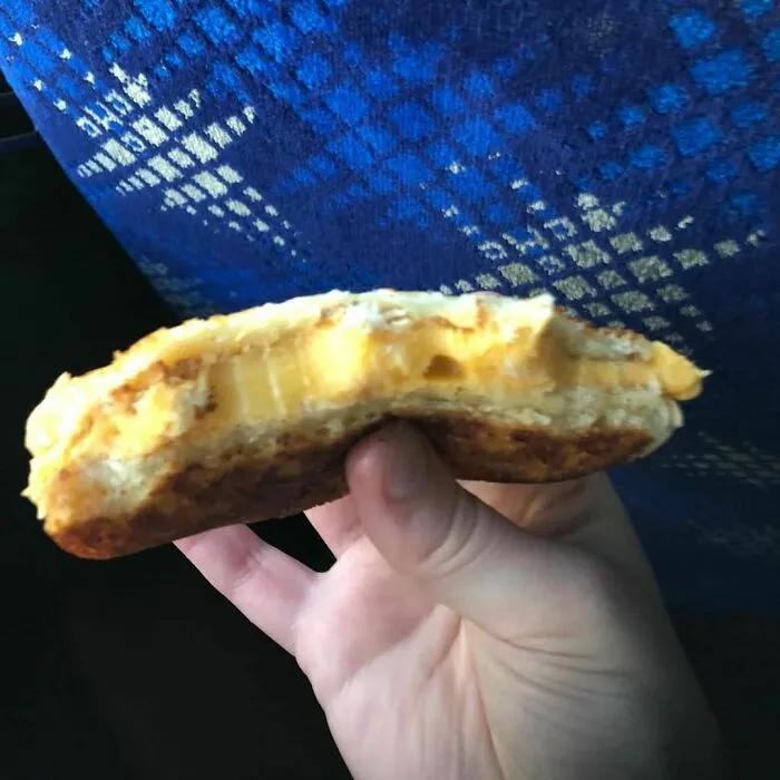 Restaurante Five Guys, sandwich de queso horneado. Son 5 rebanadas de queso americano con pan de hamburguesa. $6