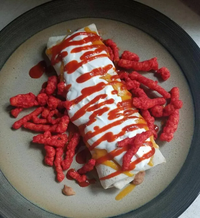 0.99$ de burrito, queso rallado, crema agria, sriracha y cheetos picantes