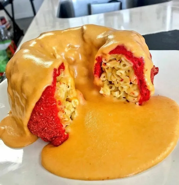 Cheetos picantes rellenos de macarrones y queso con más queso encima
