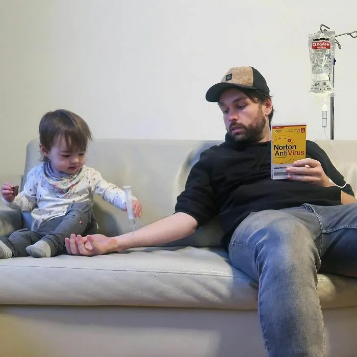 Papá tiene un poco de miedo de este virus, así que pedimos un par de vacunas en línea