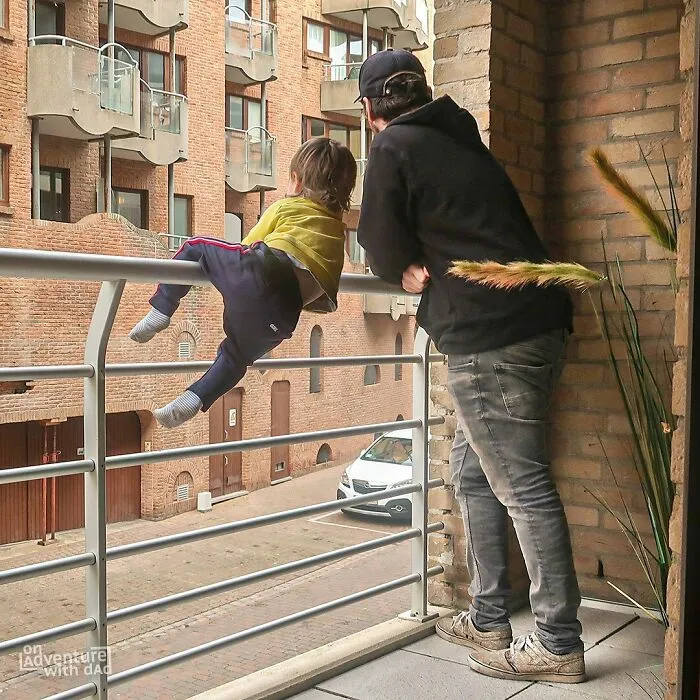 No se necesita mucho para disfrutar de la vista. Papá siempre está atento a todos los peligros de la calle