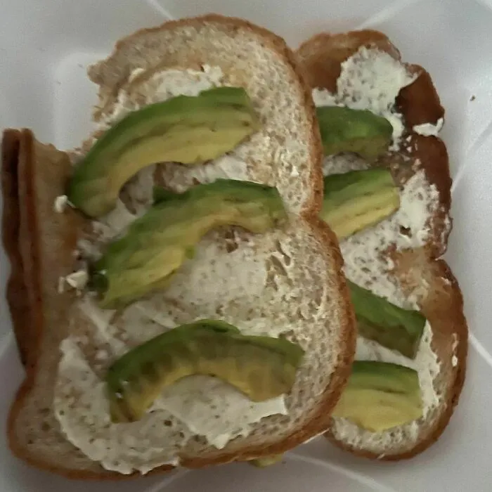 En realidad, pagué por esta "tostada de aguacate" en un café cerca de mi apartamento