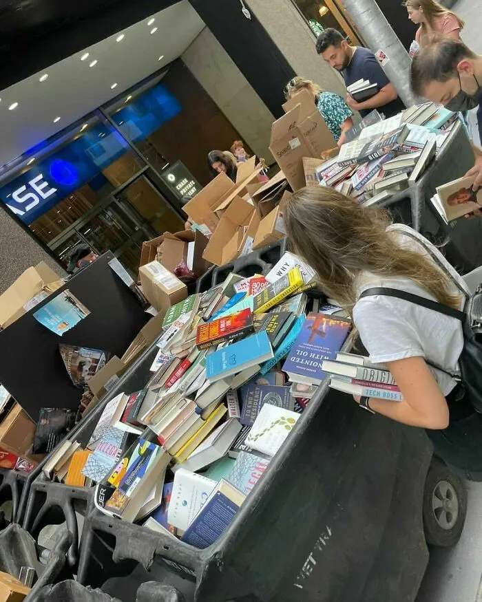 ¡¡¡¡Cientos de libros nuevos gratis !!!! La calle 52 entre la 6ª y la 5ª Avenida