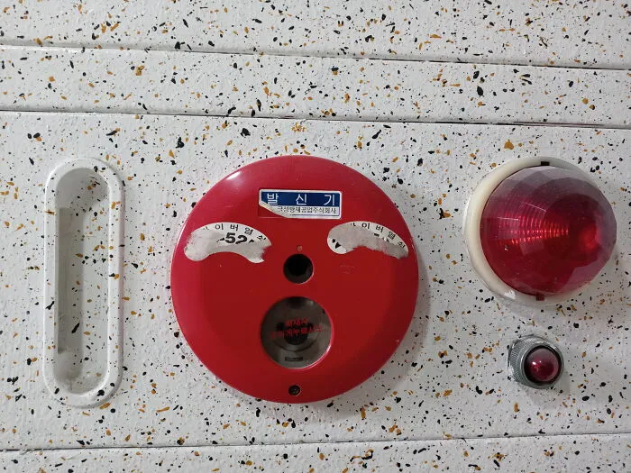 Un pequeñito sorprendido al lado del ascensor