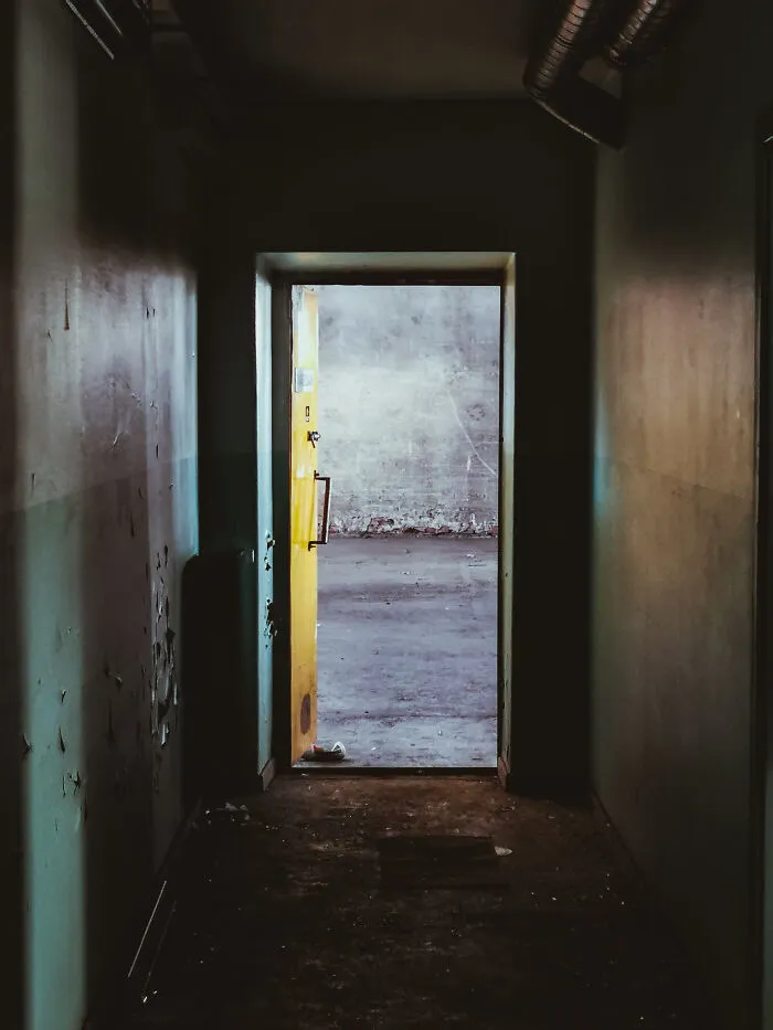 Here Are 34 Eerily Beautiful Liminal Spaces I Captured (34 Pics)