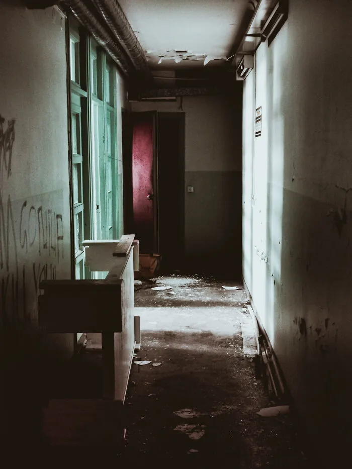 Here Are 34 Eerily Beautiful Liminal Spaces I Captured (34 Pics)