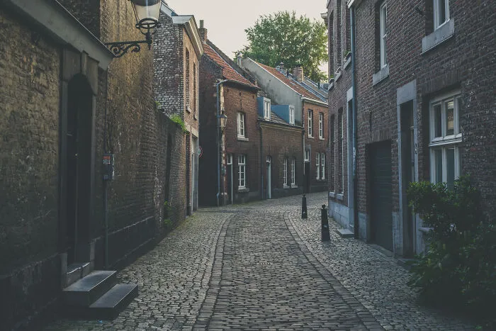 Here Are 34 Eerily Beautiful Liminal Spaces I Captured (34 Pics)