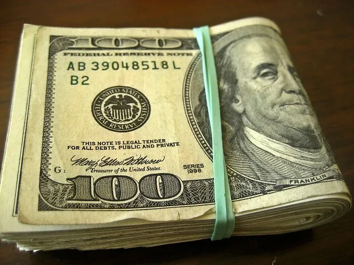 35 Things "Rich People" Do That Others Find Inconsiderate And Annoying