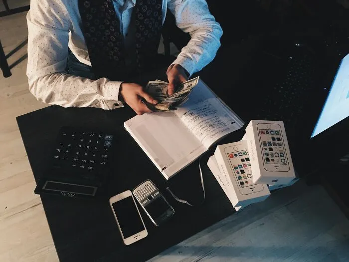 35 Things "Rich People" Do That Others Find Inconsiderate And Annoying
