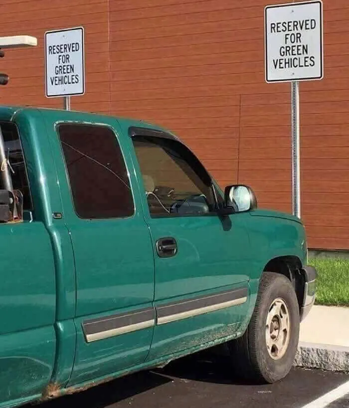 This Facebook Group Documents Examples Of Bad Drivers, And Here Are 35 Of Their Funniest Posts