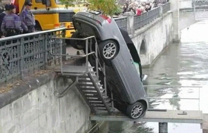 This Facebook Group Documents Examples Of Bad Drivers, And Here Are 35 Of Their Funniest Posts
