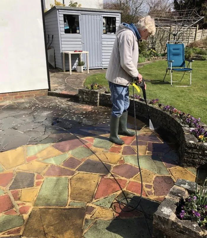 El patio de mis abuelos no se ha lavado en más de 30 años. Tengo 22 años y no tenía ni idea de que era de color. Decide lavarlo hoy y estamos sorprendidos