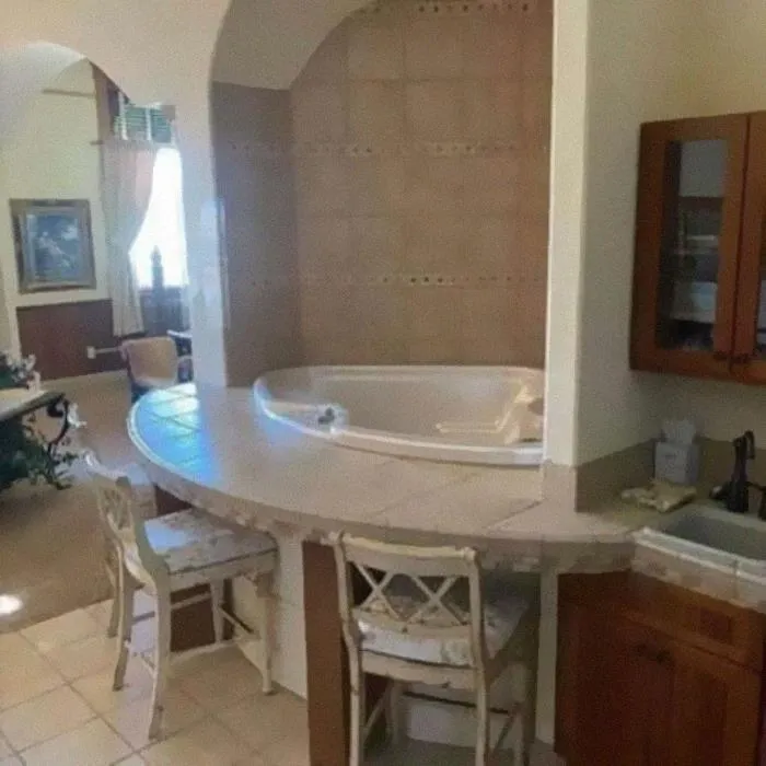 Es un baño, es un bar, sería una violación al código sanitario fuera de la casa