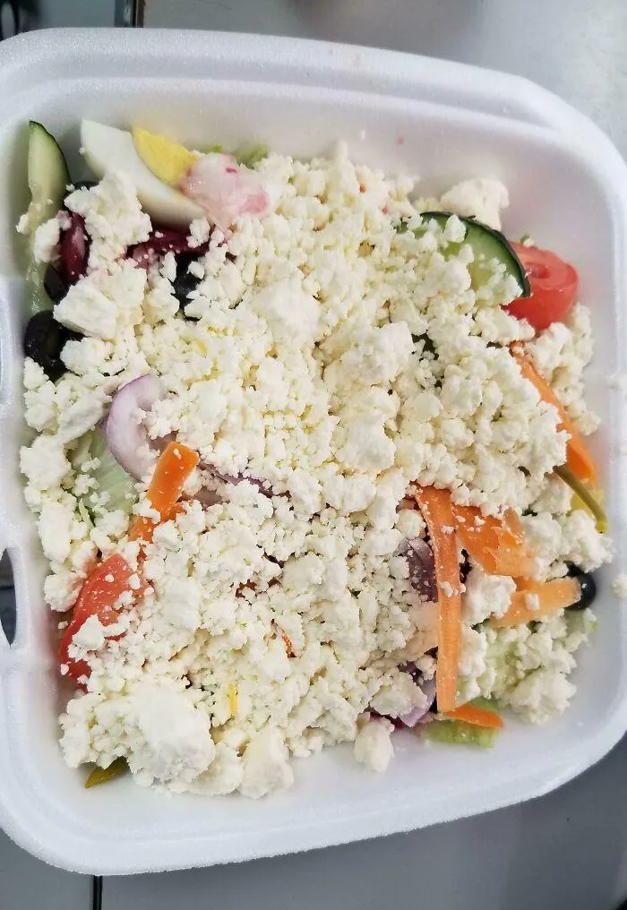 Pedí un poco más de queso feta en mi ensalada