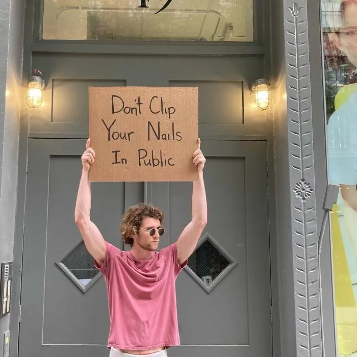 Este hombre no deja de protestar contra las cosas molestas cotidianas con divertidos carteles (30 nuevas fotos)